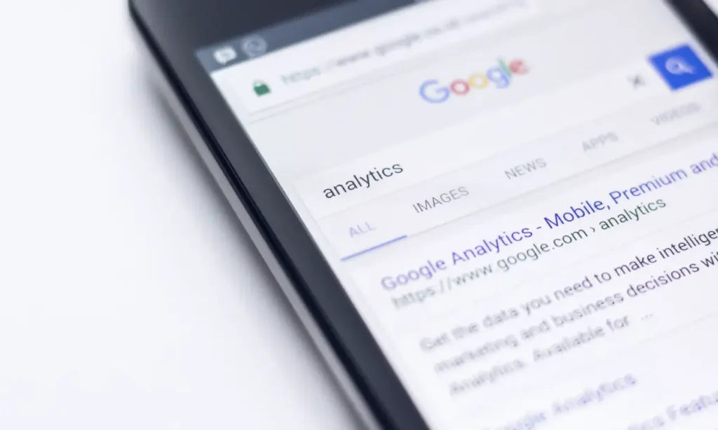 Celular com Google aberto em Parnaíba: benefícios de ter um site para seu negócio